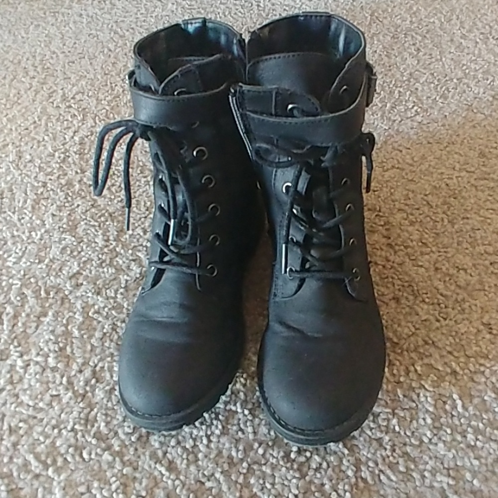 Children's Place size 2 black boots